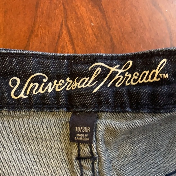 Frayed denim shorts - Picture 2 of 3